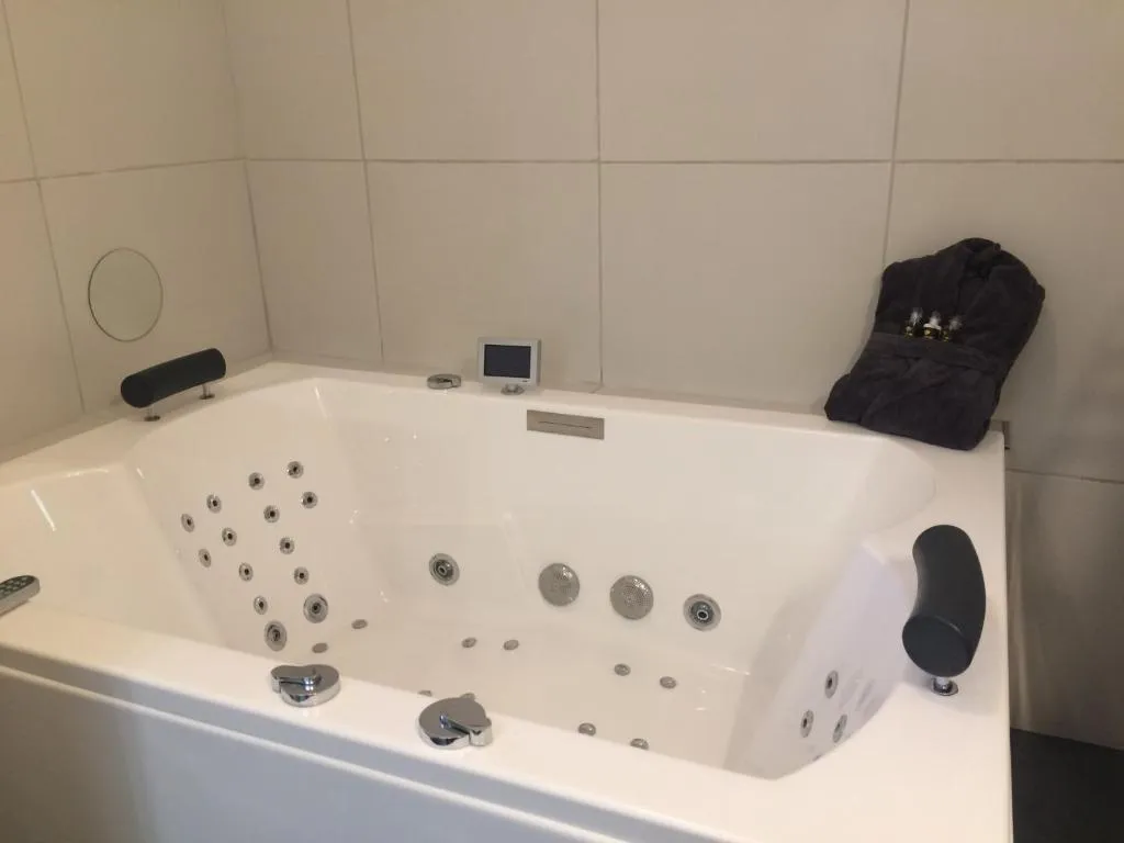 Chambre d'hôtes avec bain à remous et salon, gîte avec spa à Toulon - photo 3 sur 12