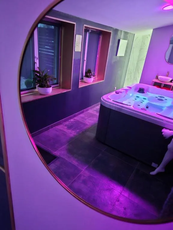 Chambre Divine d'Aubers - Terrasse et bain à remous pour deux (Aubers, Nord)