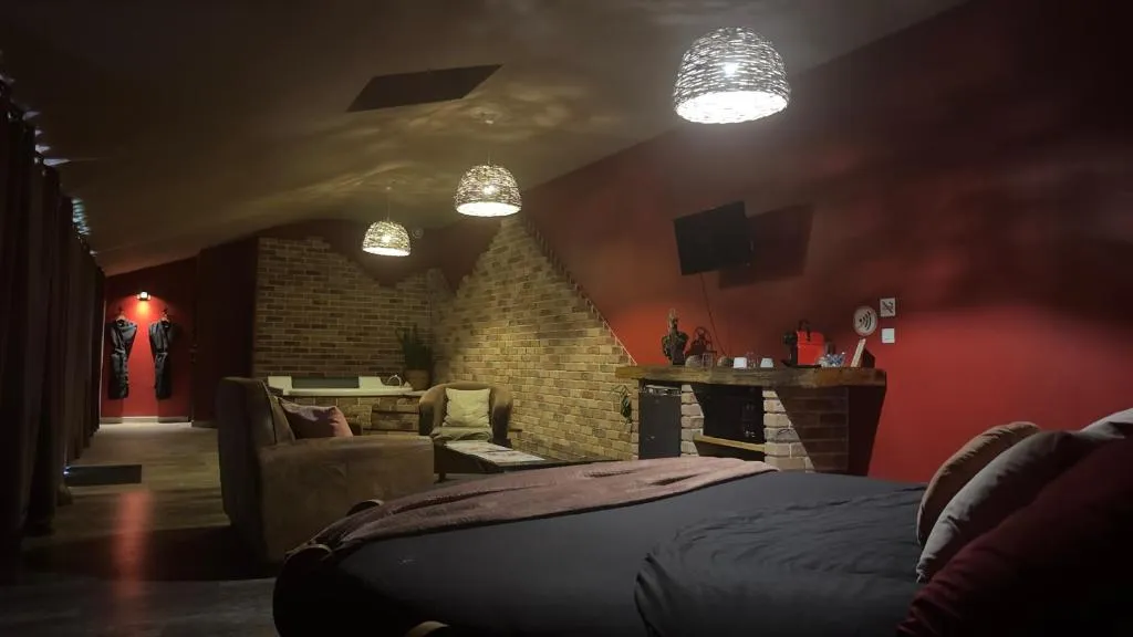 Chambre Innamorato Jacuzzi, gîte avec spa à Saint-Martial-sur-Né - photo 2 sur 12