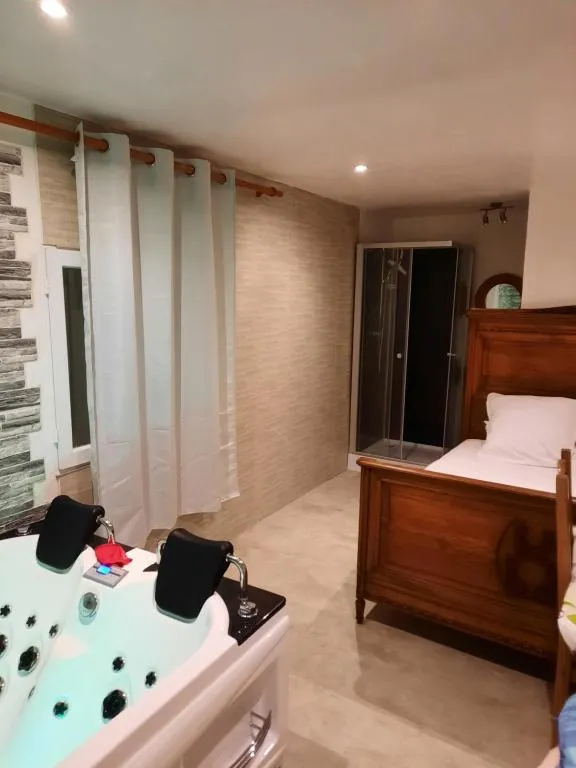 Chambre jacuzzi d'Amblainville, gîte avec spa à Amblainville - photo 3 sur 6