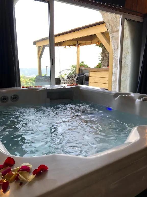 Chambre jacuzzi de La Roquette - Jacuzzi privatif et piscine (La Roquette-sur-Var, Alpes-Maritimes)