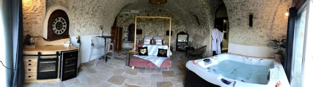 Chambre jacuzzi de La Roquette, gîte avec spa à La Roquette-sur-Var - photo 3 sur 11