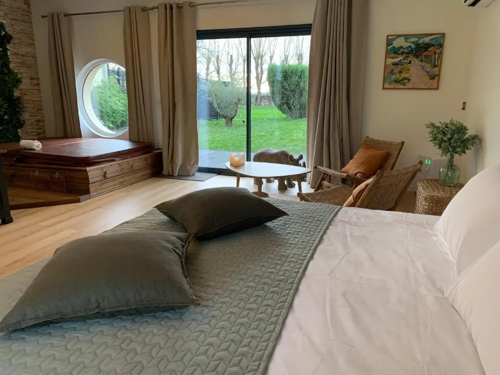Chambre Jacuzzi, gîte avec spa à Messy - photo 2 sur 12