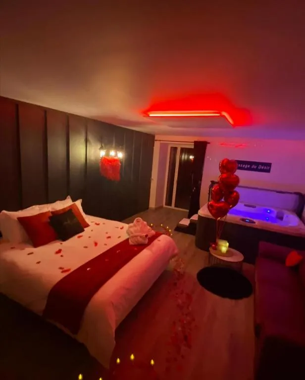 Chambre Montmartre jacuzzi, gîte avec spa à Prinquiau - photo 2 sur 6