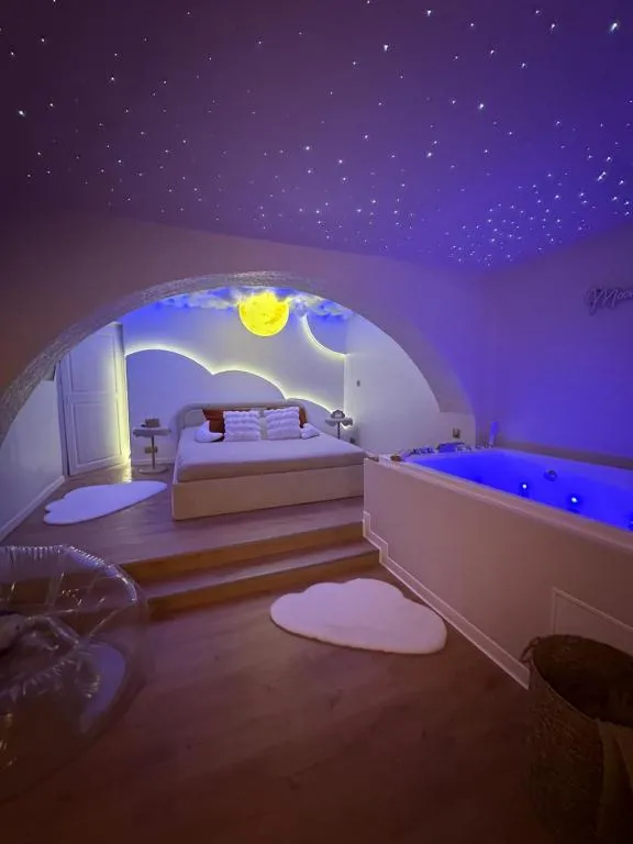 Chambre Moon - Nuit insolite avec bain à remous (Ollioules, Var)