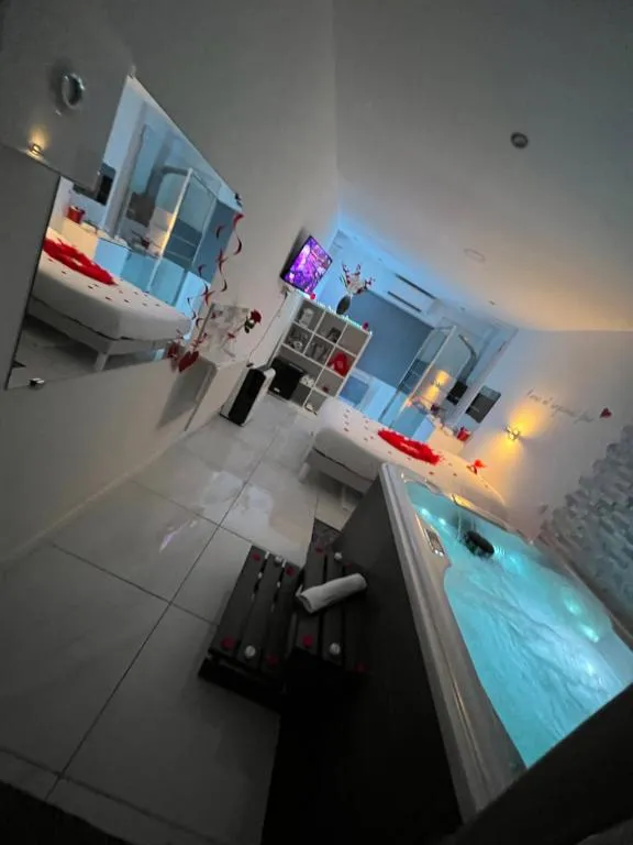 Chambre spa du Rove - Spa privatif et terrasse côté piscine (Le Rove, Bouches-du-Rhône)
