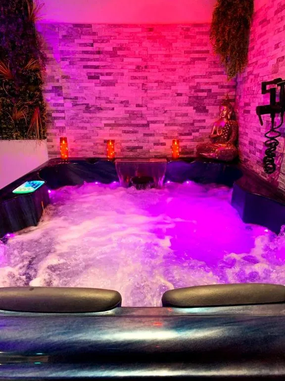 Chambre spa et sauna de Fussy - Baignoire spa dans l'hébergement (Fussy, Cher)