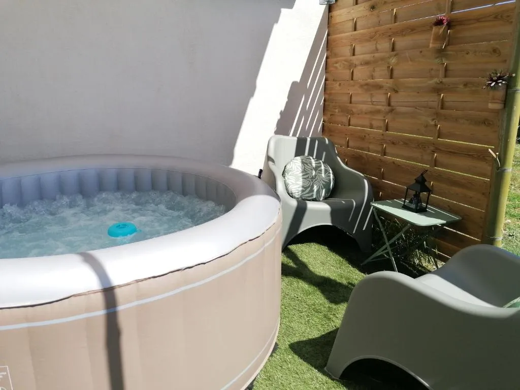 Conteneur face aux vignes - Bungalow original avec spa privé (Massillargues-Attuech, Gard)