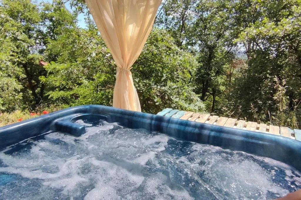 Cottage jacuzzi de Rillieux - Studio avec jacuzzi privatif et piscine (Rillieux-la-Pape, Rhône)
