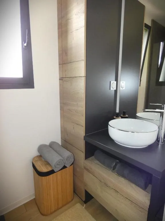 Cottage sauna et jacuzzi, gîte avec spa à Saint-Coulitz - photo 3 sur 12