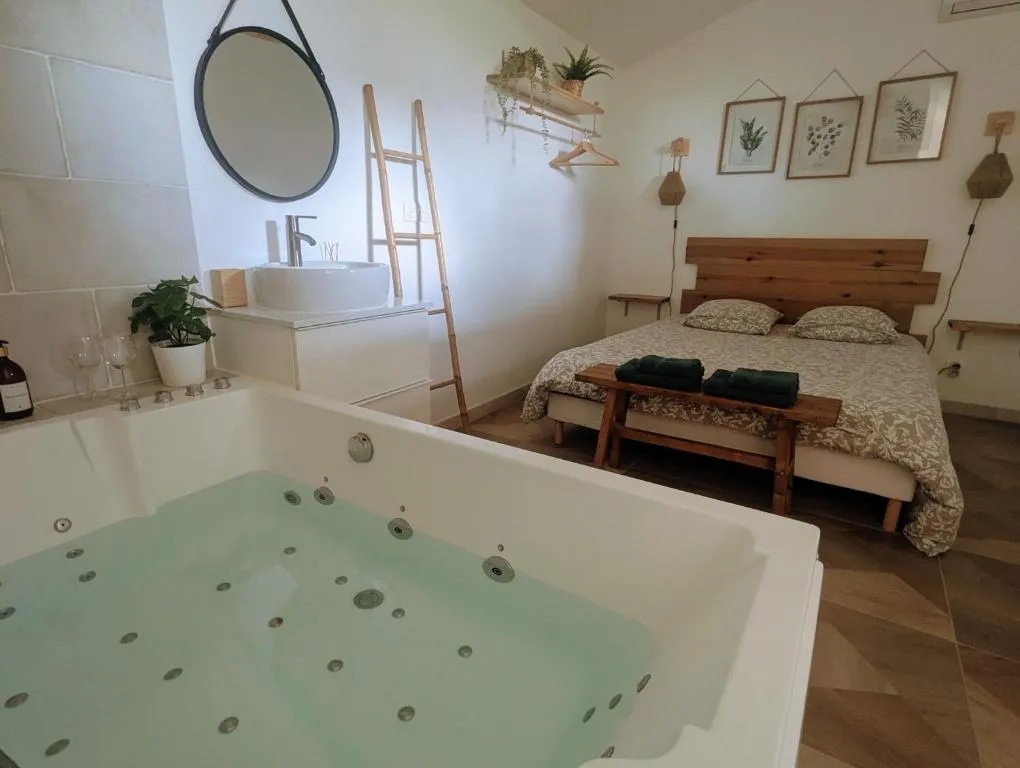Dépendance balnéo de Maurens, gîte avec spa à Maurens - photo 3 sur 12
