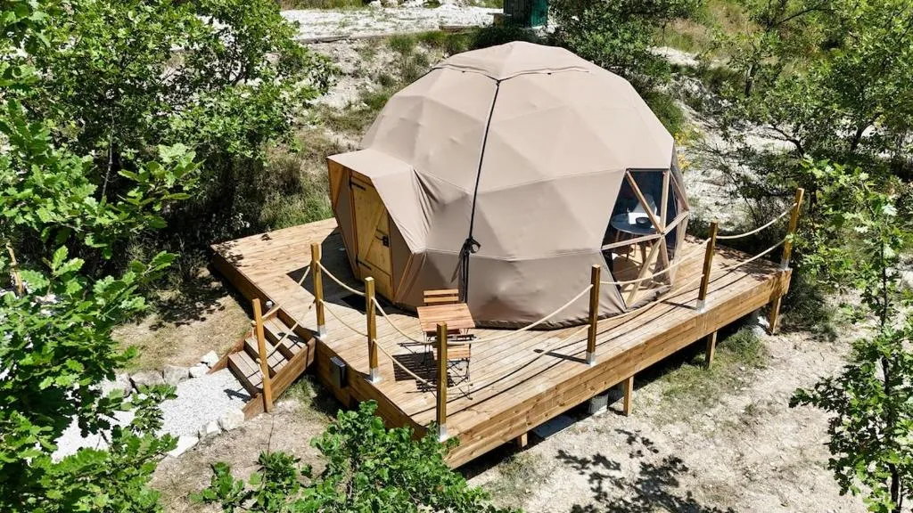 Dôme bulle de Berre-les-Alpes - Balnéothérapie et terrasse sur jardin (Berre-les-Alpes, Alpes-Maritimes)