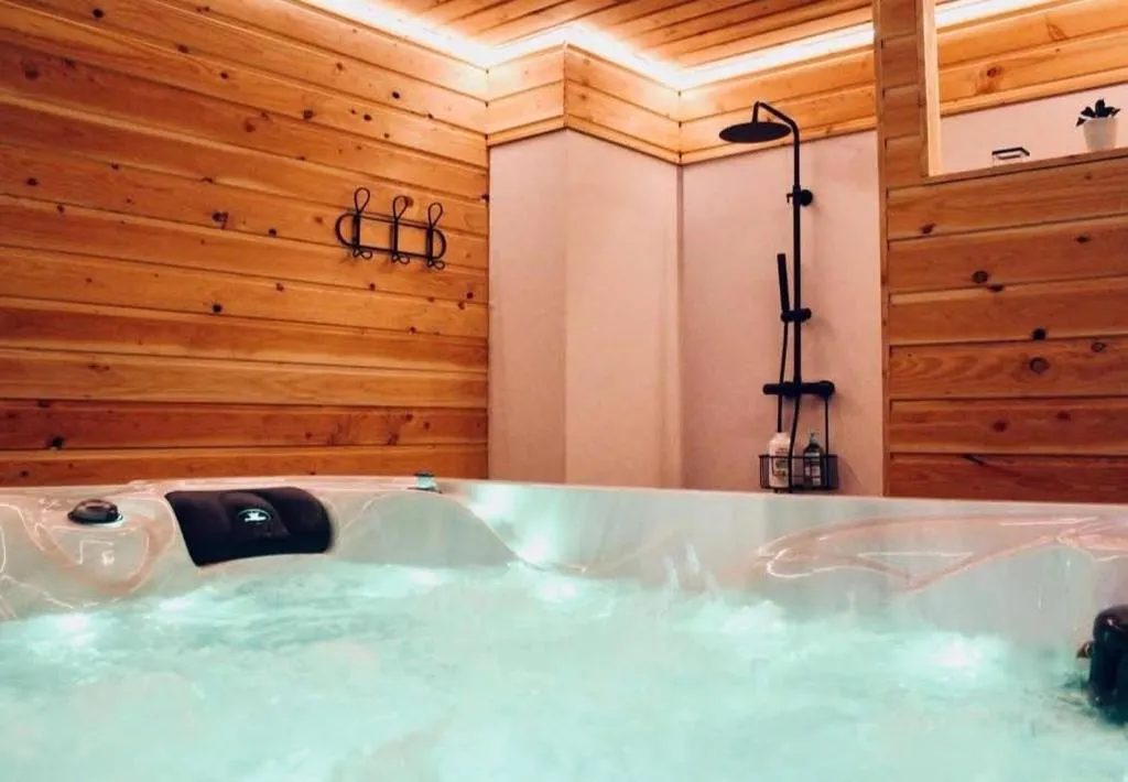 Duplex jacuzzi de Villedieu - duplex avec jacuzzi privatisé illimité (Villedieu-les-Poêles-Rouffigny, Manche)