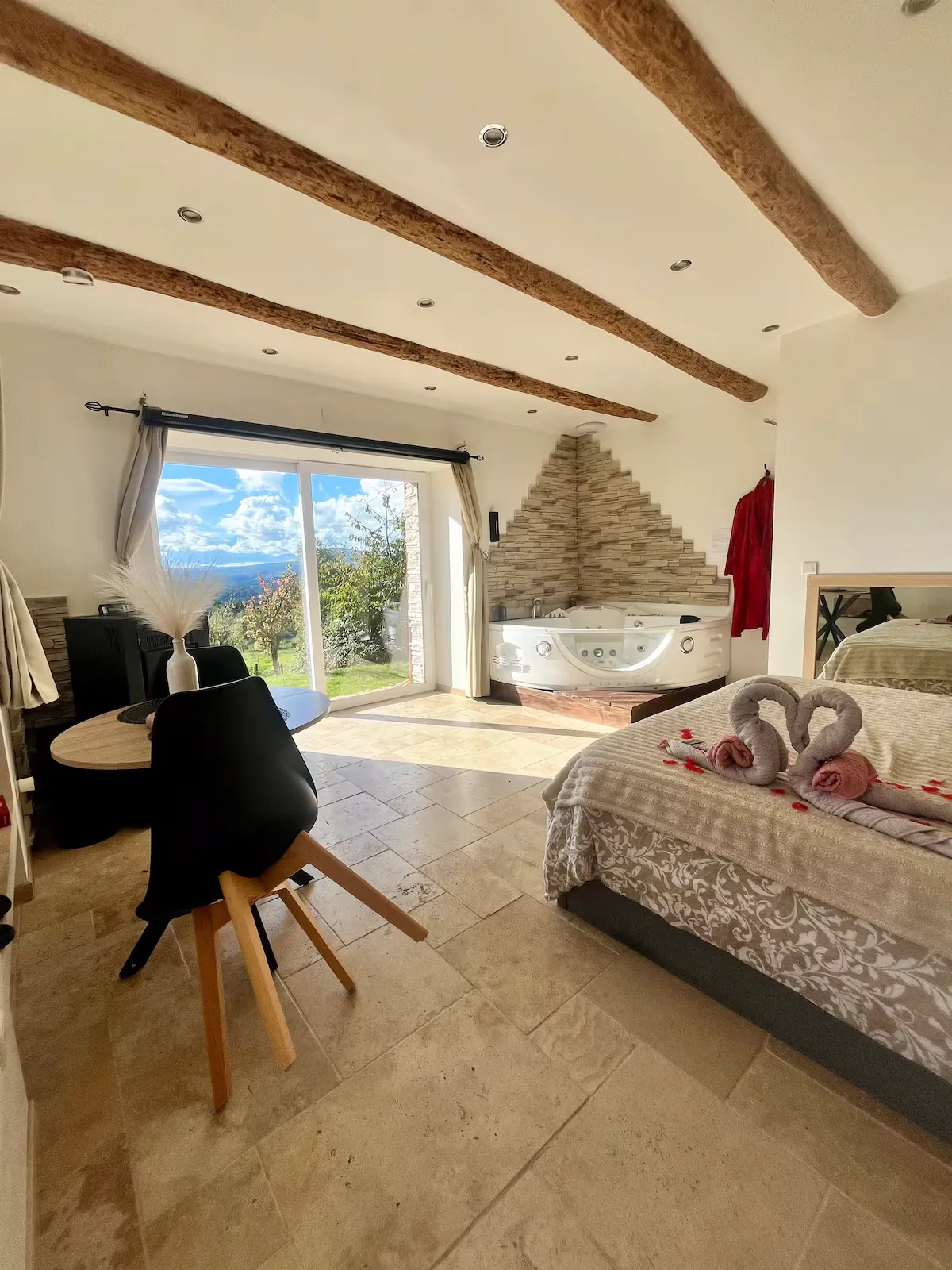 Escapade romantique - Studio avec jacuzzi privatif, sauna et vue sur les montagnes (Beaux, Haute-Loire)