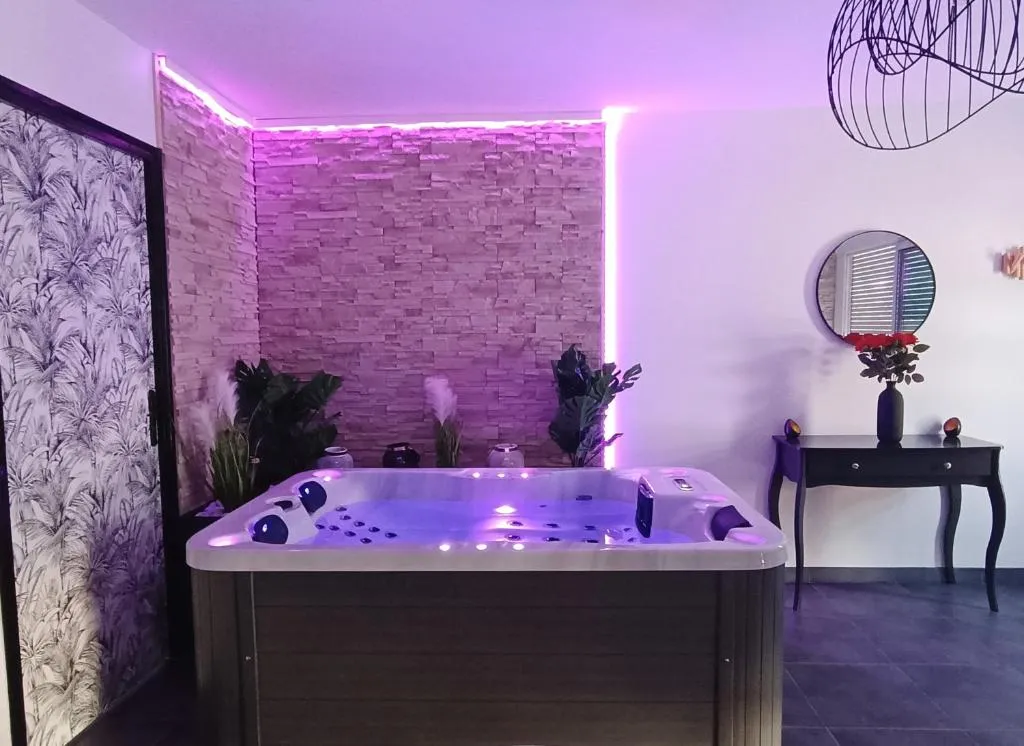 Évasion Jacuzzi Intérieur - Appartement climatisé avec baignoire spa (Rosières-près-Troyes, Aube)