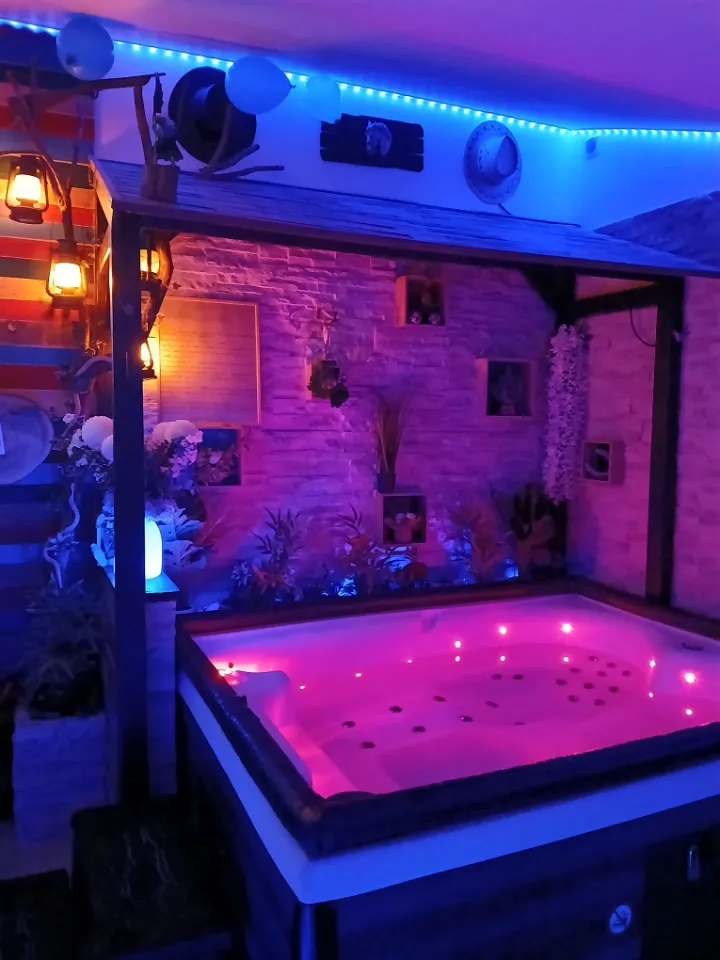 Far West Secret - Love room avec spa privatif (Dole, Jura)