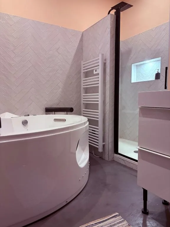 Gisèle Balnéo, gîte avec spa à Saint-Étienne - photo 3 sur 12