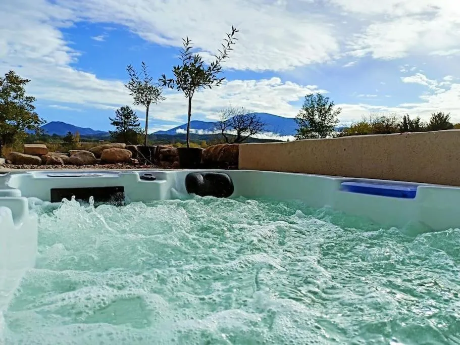 Gîte de charme face au Ventoux - Jacuzzi et jardin (Crestet, Vaucluse)