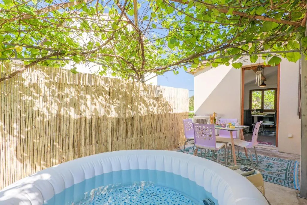 Gîte de Joyeuse - Jacuzzi, terrasse et trois chambres pour cinq (Joyeuse, Ardèche)