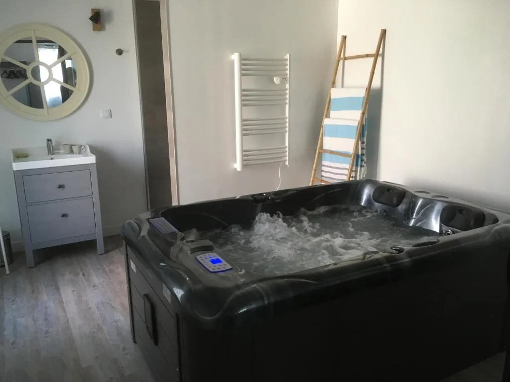 Gîte jacuzzi des Landes - Bain à remous privé près de l'océan (Saint-Julien-en-Born, Landes)
