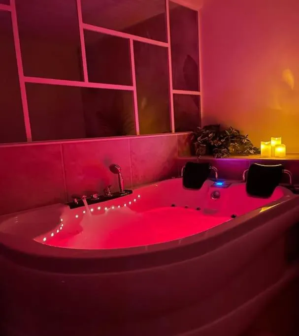 Gîte La Parenthèse - Baignoire spa, sauna et piscine extérieure (Montfaucon, Doubs)