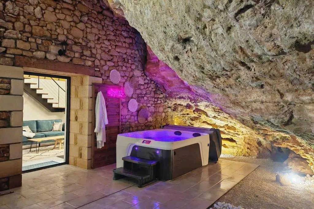 Gîte MilhaRoc - Gîte insolite avec spa près de Sarlat (Milhac, Lot)