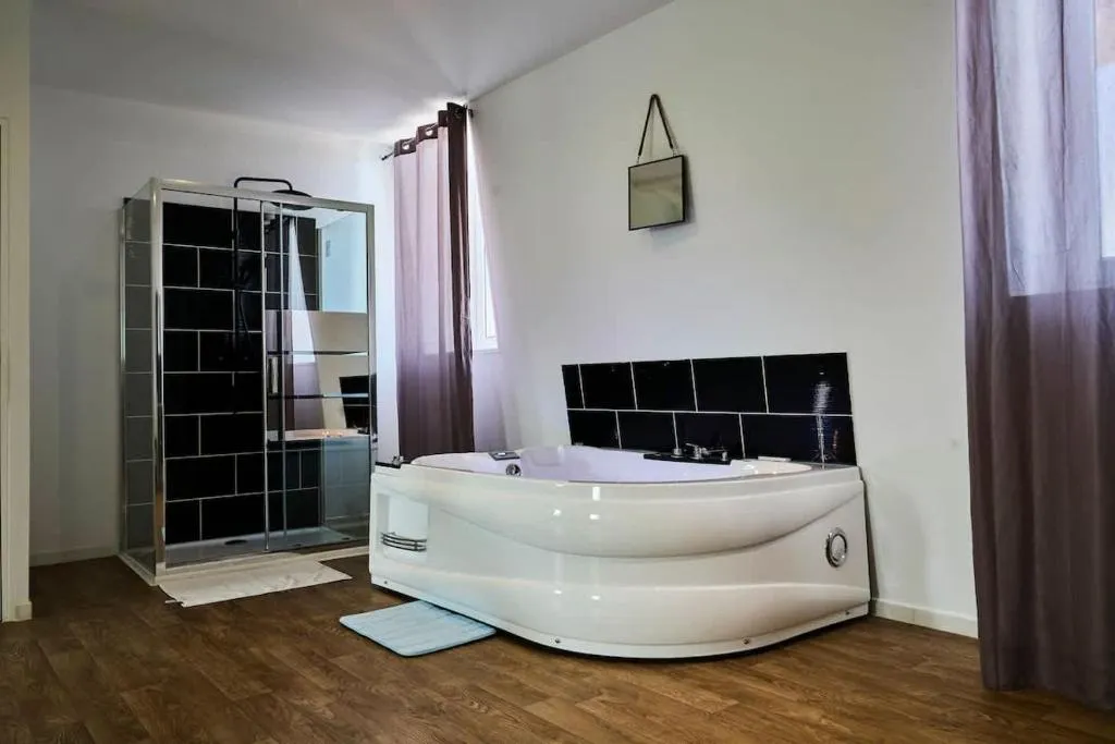 Grand duplex balnéo, gîte avec spa à Tourcoing - photo 3 sur 12