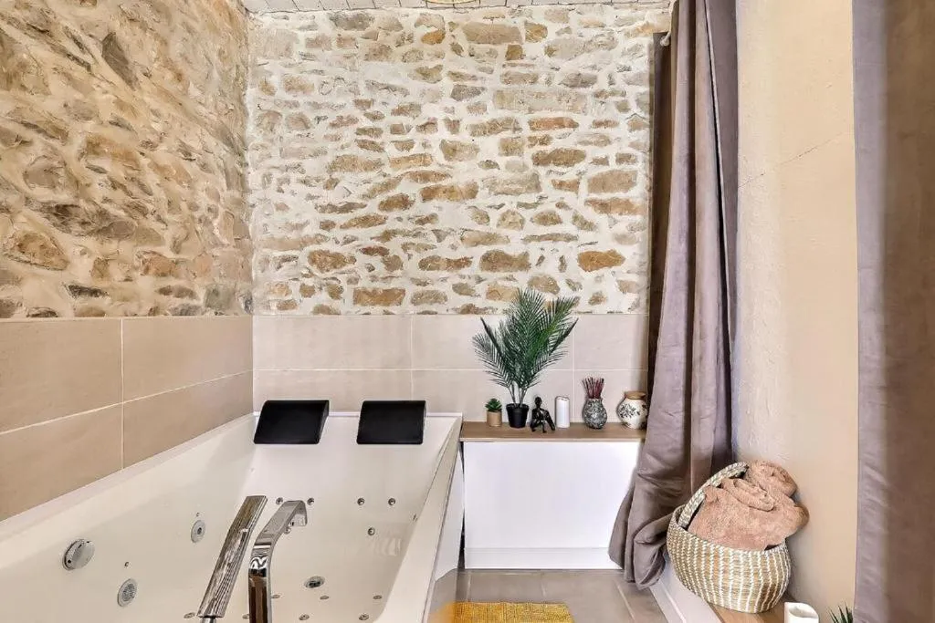 Jacuzzi de charme pour deux, gîte avec spa à Nîmes - photo 3 sur 12
