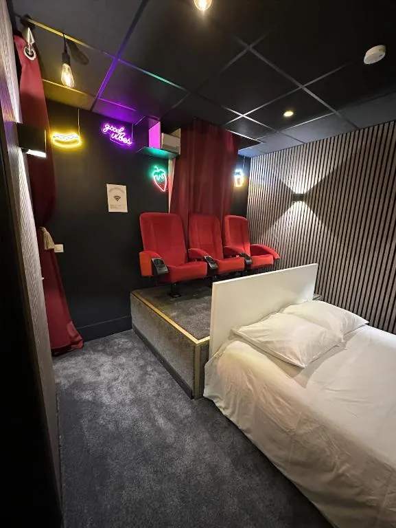 Jacuzzi et cinéma 4K, gîte avec spa à Bordeaux - photo 2 sur 8