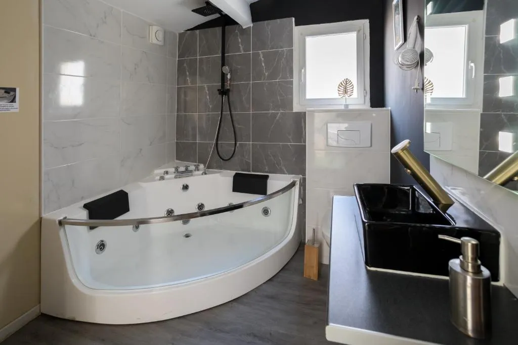 Jacuzzi et terrasse en centre-ville, gîte avec spa à Narbonne - photo 3 sur 12