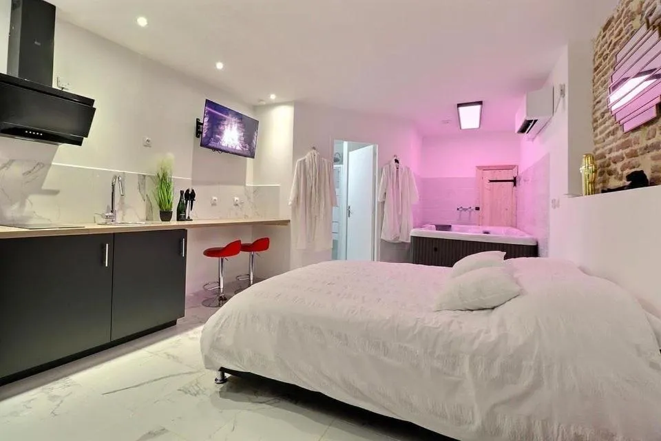 Jacuzzi Privatif de Castelsarrasin - appartement climatisé avec spa et piscine privée (Castelsarrasin, Tarn-et-Garonne)