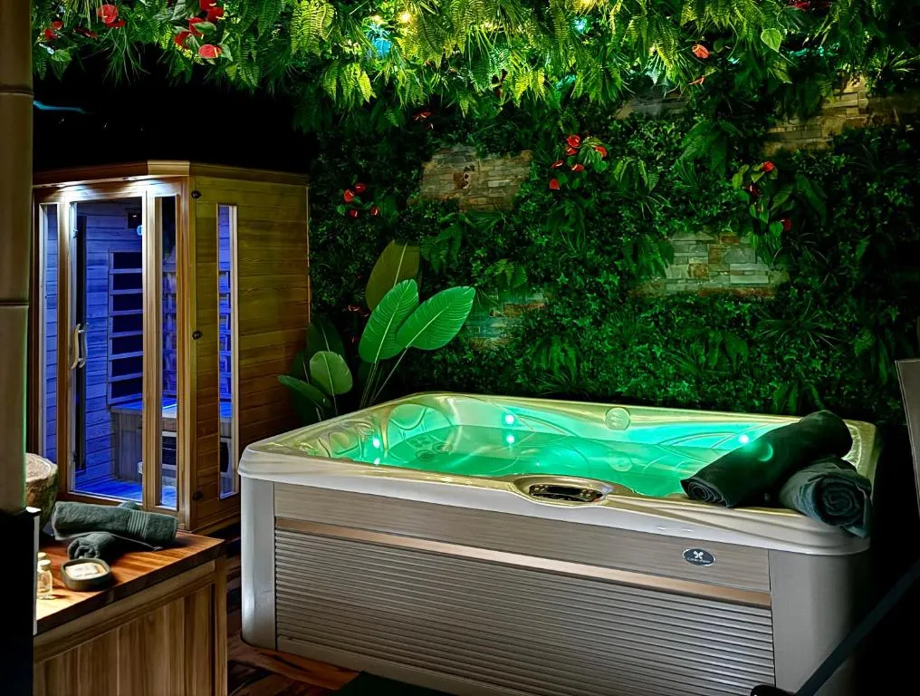 Jungle Love Room - Jacuzzi, sauna et piscine privée (Toulouse, Haute-Garonne)