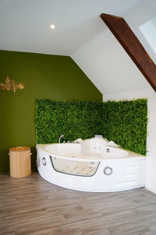 Jungle Room, gîte avec spa à Quéven - photo 2 sur 12