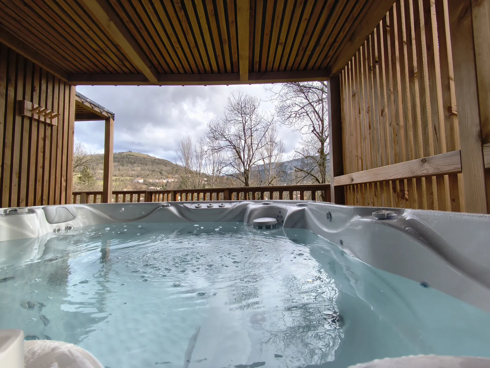 Kubôval - Cabane avec spa privatif et vue sur le roc d'Anglars (Saint-Antonin-Noble-Val, Tarn-et-Garonne)