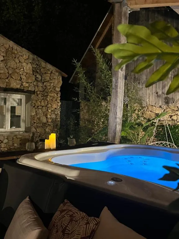 L'Antre des Deux Pierres - Maison en pierre, jacuzzi privatif et jardin (Bouyon, Alpes-Maritimes)