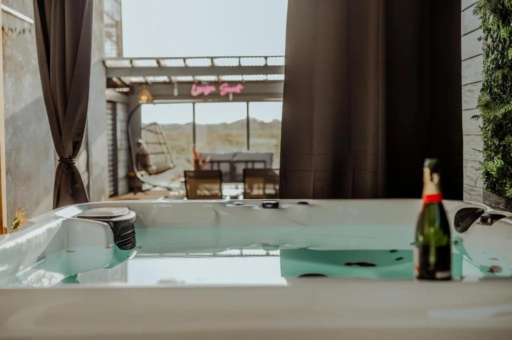 L'Ôrizon Secret - Bain à remous et vue sur la montagne (Pins-Justaret, Haute-Garonne)