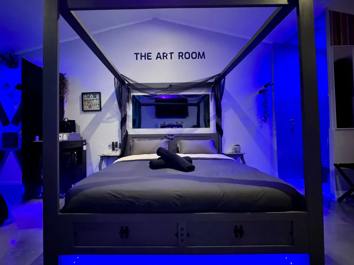 The Art Room by L'1timiste - Suite au lit à baldaquin et spa rond (La Rochelle, Charente-Maritime)