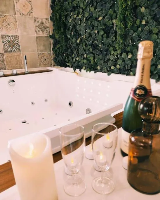 La Cabana Jacuzzi et Balnéo - Maison climatisée à 300 m de l'abbaye (Saint-Jean-d'Angély, Charente-Maritime)