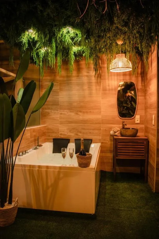 La Canopée Jungle Room, gîte avec spa à Homécourt - photo 2 sur 12