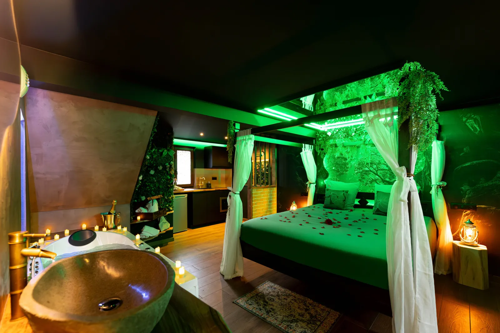 La Forêt Enchantée - Love room à thème avec jacuzzi privatif (Schirrhein, Bas-Rhin)
