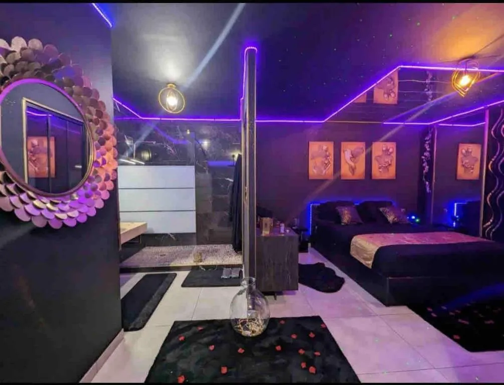 La Gold Room - suite avec jacuzzi et sauna privatifs (Perpignan, Pyrénées-Orientales)