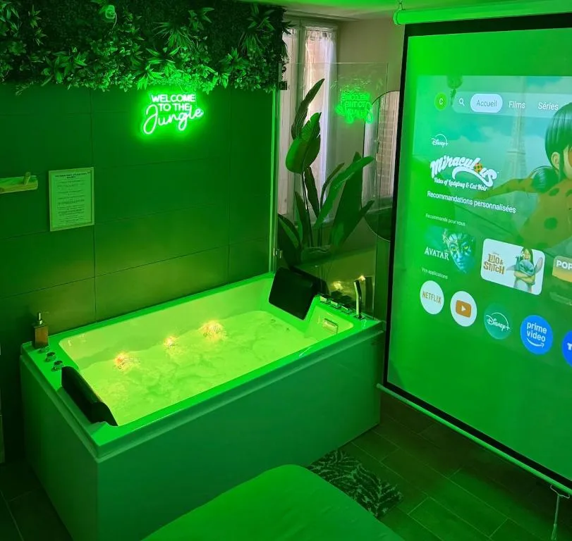La Jungle, jacuzzi et cinéma - Appartement décoré près de Bourges (La Chapelle-Saint-Ursin, Cher)