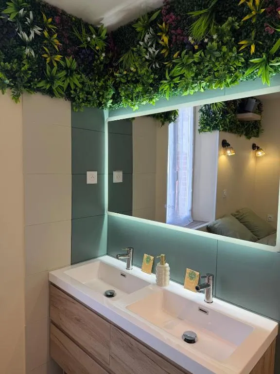 La Jungle, jacuzzi et cinéma, gîte avec spa à La Chapelle-Saint-Ursin - photo 3 sur 12