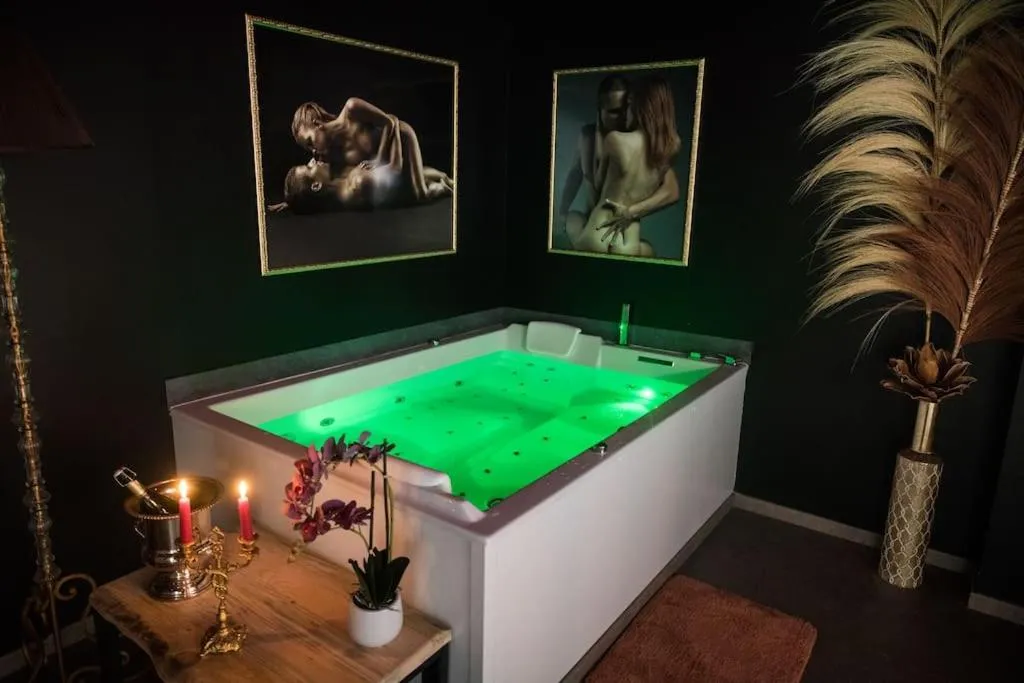 La Rose Médiévale - Maison avec baignoire spa et sauna (Domfront en Poiraie, Orne)