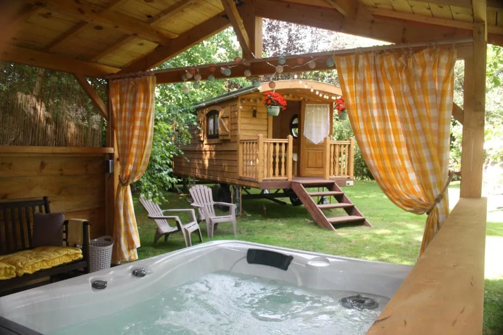 La Roulotte d'Émilie - roulotte avec jacuzzi privé et jardin (Beurlay, Charente-Maritime)