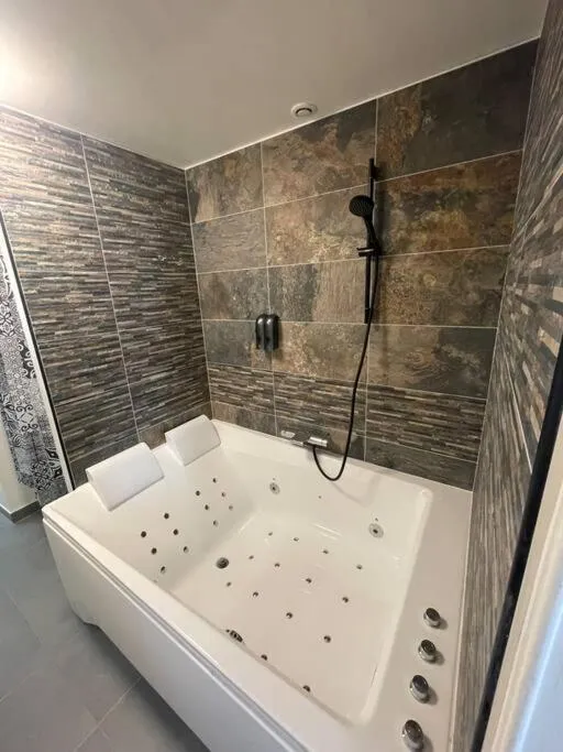 La Suite Balnéo de Sens - Bain à remous en rez-de-chaussée (Sens, Yonne)