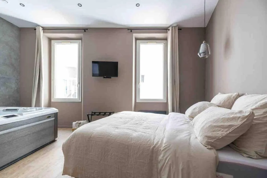 La Suite Jacuzzi de la Corniche, gîte avec spa à Marseille - photo 2 sur 8