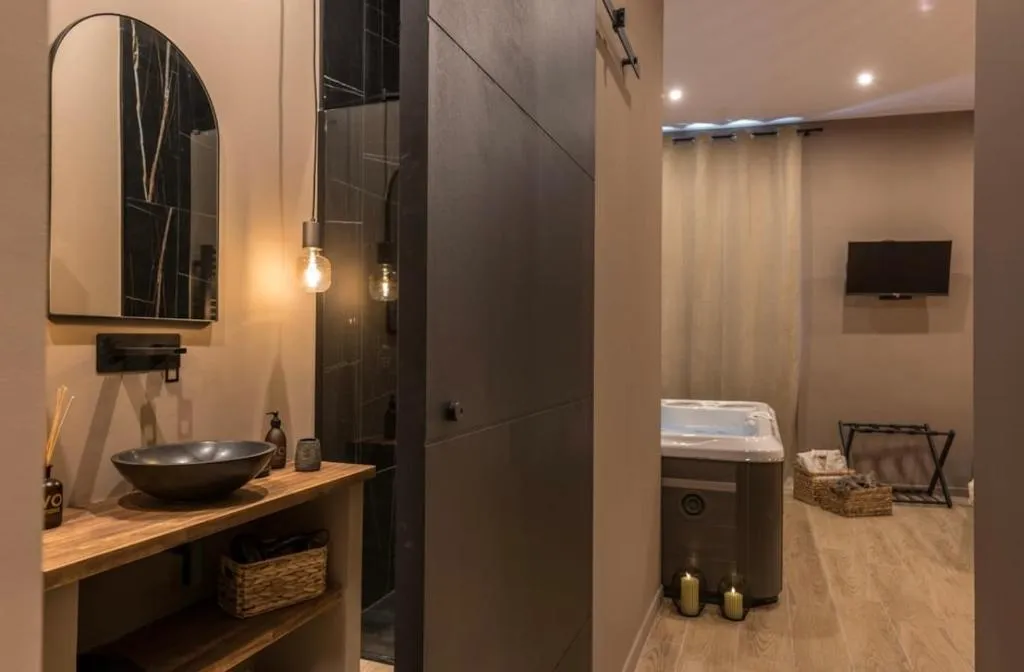 La Suite Jacuzzi de la Corniche, gîte avec spa à Marseille - photo 3 sur 8
