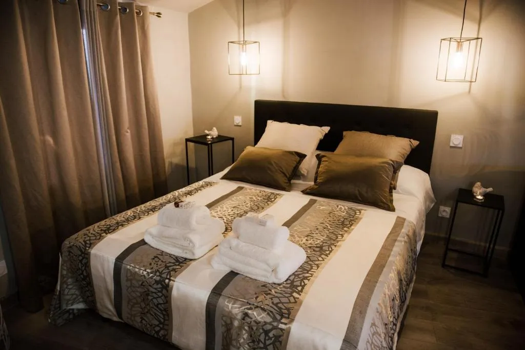 La Suite Romantique Jacuzzi, gîte avec spa à Perpignan - photo 2 sur 12