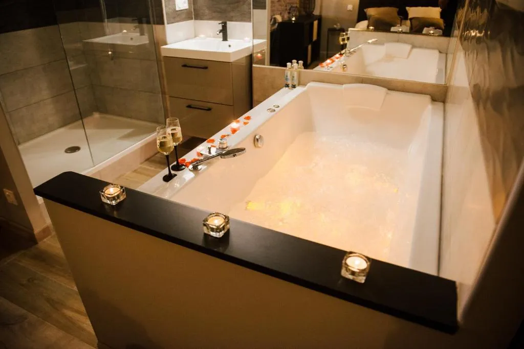 La Suite Romantique Jacuzzi, gîte avec spa à Perpignan - photo 3 sur 12